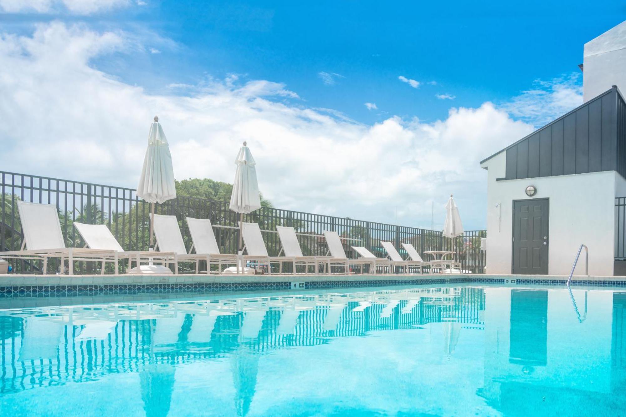 Waterside Suites And Marina Κι Λάργκο Εξωτερικό φωτογραφία